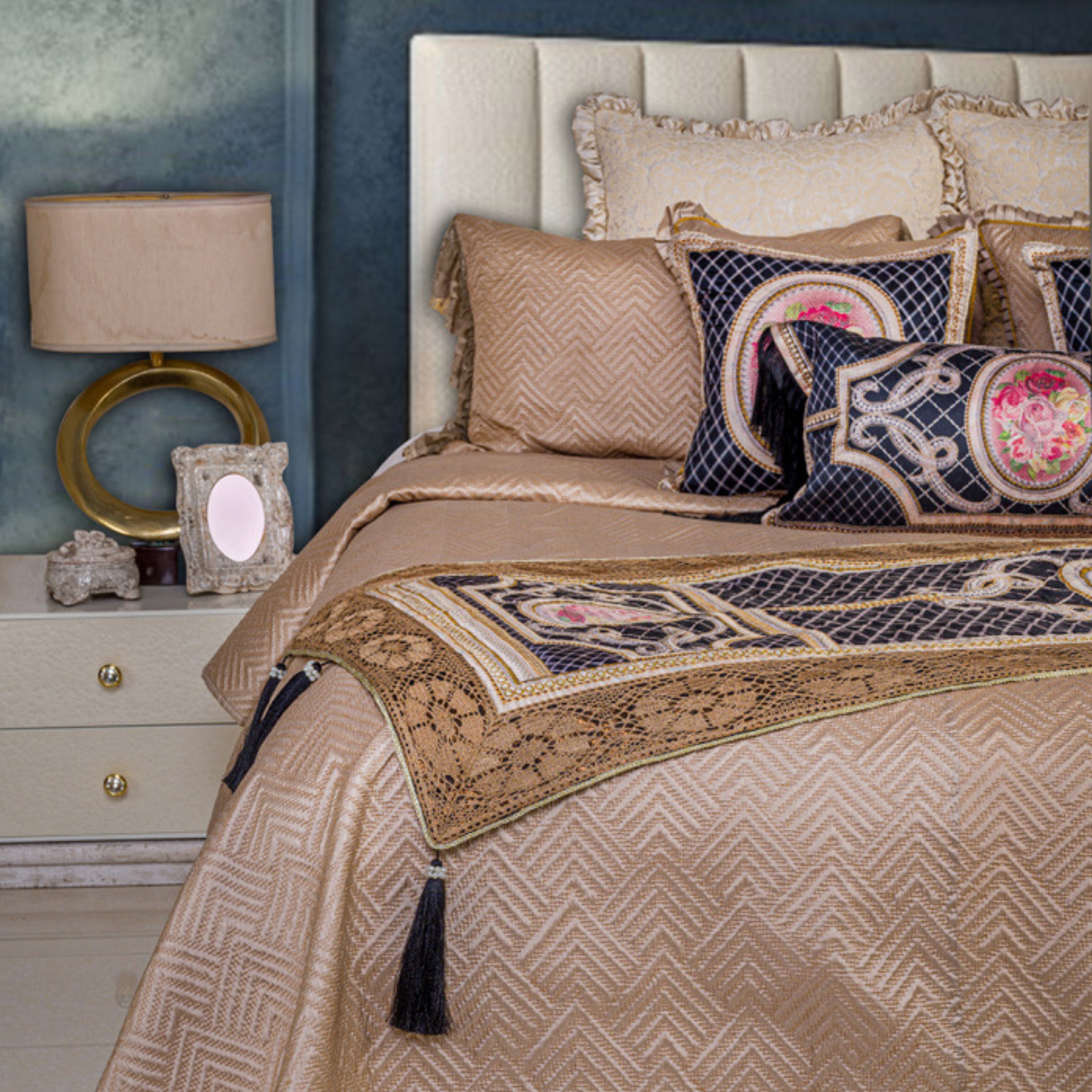 Black Bal -Bedcover & Runner set